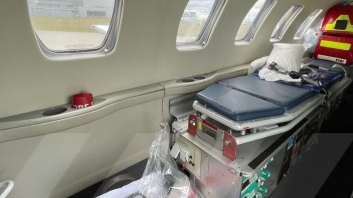 Unser Ambulanzflugzeug ist modern und fortschrittlich ausgestattet.